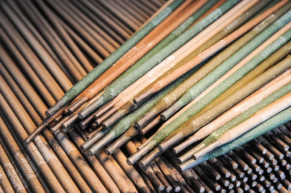 대량에서 용접 전극.