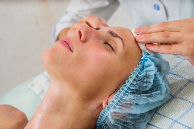 Genç ve rahat kadın bir yüz Masaj.