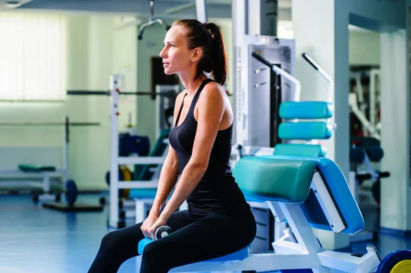 Yang pretty woman works out in gym — Stock Photo, Image