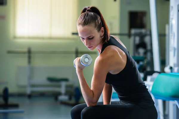 Yang jolie femme travaille dans le gymnase — Photo