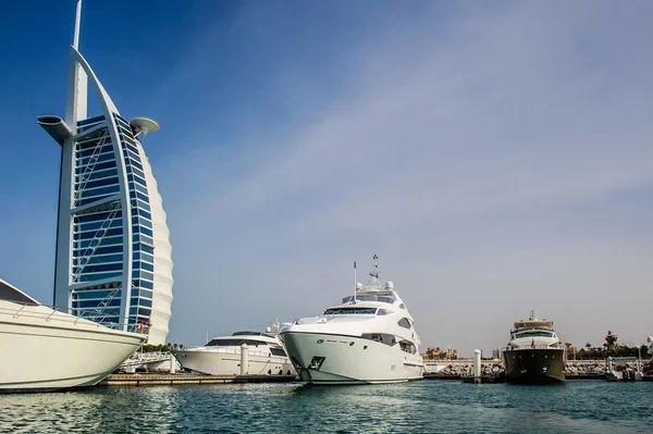 Dubai, Zjednoczone Emiraty Arabskie - 20 kwietnia: burj al arab, zbudowany na sztucznej wyspie na plaży jumeirah i sklasyfikowane jako jeden z najbardziej luksusowych na świecie, na 20 kwietnia 2014 — Zdjęcie stockowe