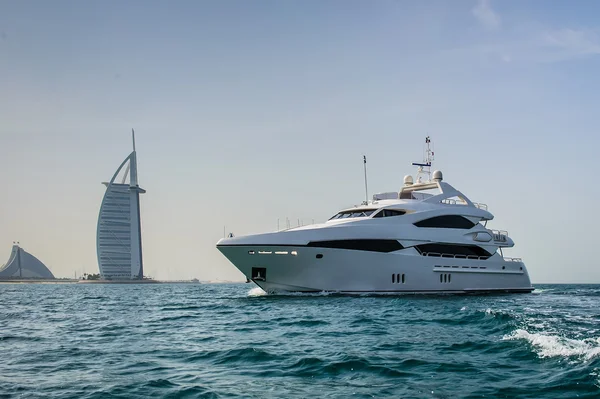 Dubai, Birleşik Arap Emirlikleri - 20 Nisan: burj al arab, jumeirah Plajı üzerinde yapay ada üzerine kurulmuş ve 20 Nisan 2014 dünyanın en lüks biri olarak sınıflandırılır — Stok fotoğraf