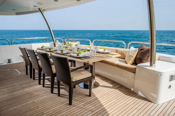 Обідній стіл на верхній палубі в розкішній яхті . — стокове фото