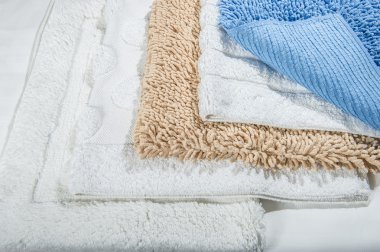 Çok renkli banyo paspaslar banyo paspasları, birbirinin üstüne katlanmış yığını yığını.