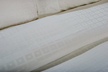 Yatağın üzerinde yer alan konforlu yumuşak yastık.