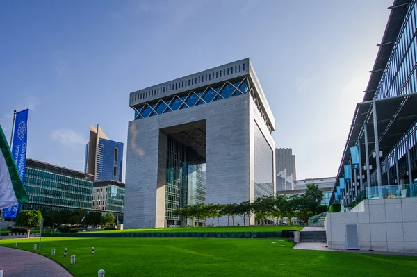 Dubaj-11 května: gate - hlavní budova Dubaj Mezinárodní finanční centrum, nejrychleji rostoucím mezinárodním finančním centrem v Středním východě. 11. květen 2014, Dubaj, Spojené arabské emiráty. — Stock fotografie
