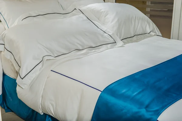 Oreillers moelleux confortables situés sur le lit. — Photo