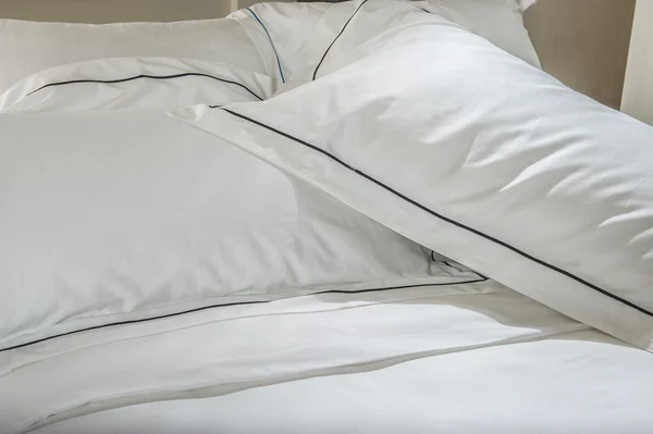 Wygodne, miękkie poduszki, znajduje się na łóżku. — Zdjęcie stockowe