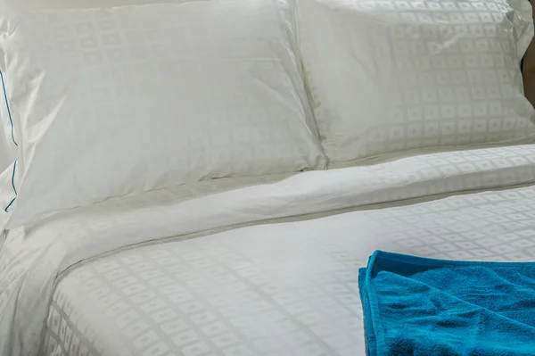 Oreillers moelleux confortables situés sur le lit. — Photo