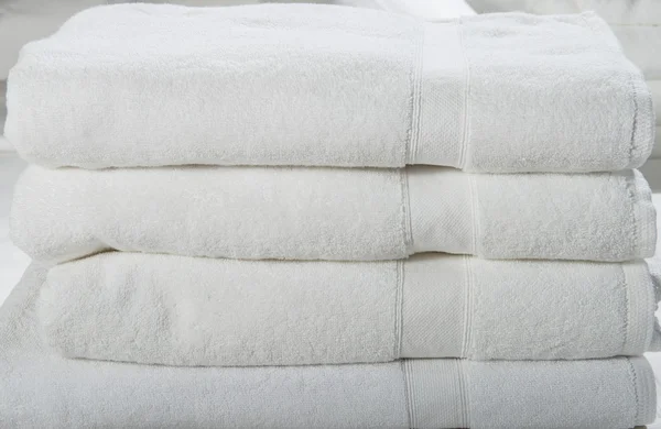 Pile de serviettes de spa blanches . — Photo