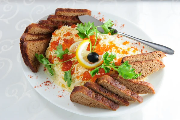 Limon, kahverengi ekmek, peynir, havyar ve yeşillikleri salatası. — Stok fotoğraf