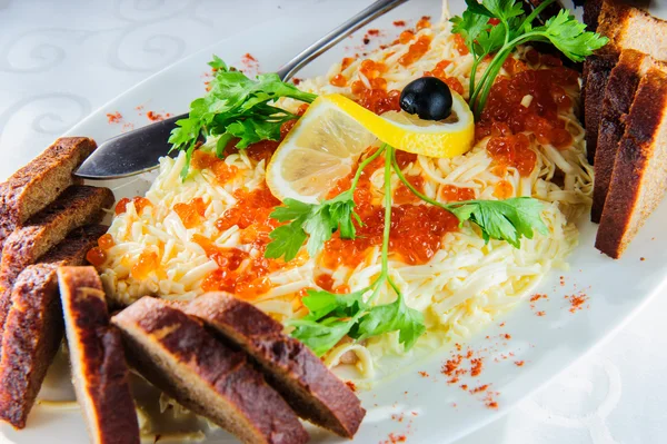 Salada com limão, pão integral, queijo, caviar e verduras . — Fotografia de Stock
