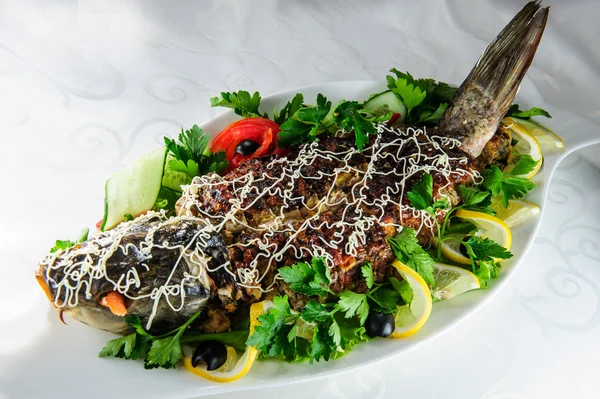 Teller mit gefülltem Fisch. — Stockfoto