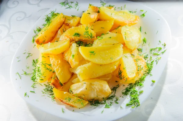 Teller mit Bratkartoffeln. — Stockfoto