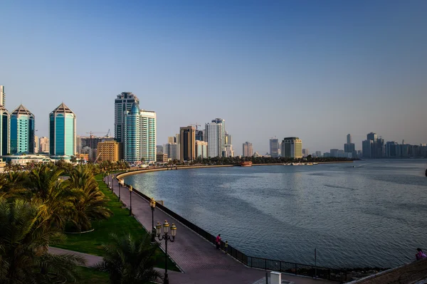 Uitzicht op de Promenade bij Sharjah Creek, Verenigde Arabische Emiraten — Stockfoto
