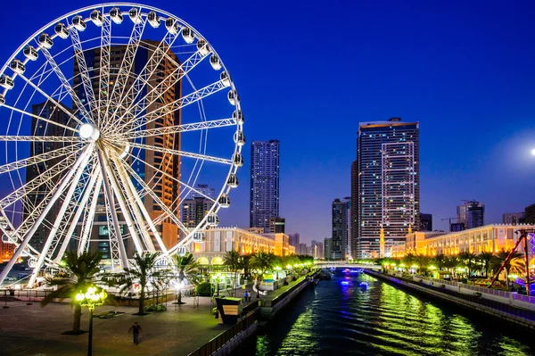 Vista noturna de Qanat Al Qasba. Sharjah.UAE — Fotografia de Stock