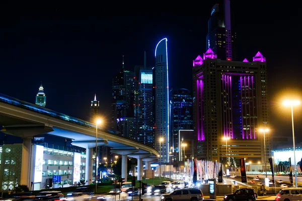 Vista nocturna del jeque Zayed rd.Dubai, Emiratos Árabes Unidos — Foto de Stock