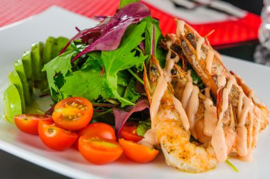 Kaplan karides salata avokado ve latuce.