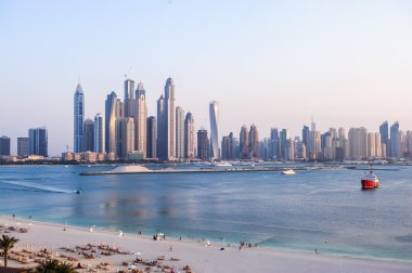 Jumeirah beach residence içinde modern gökdelenler görünümünü