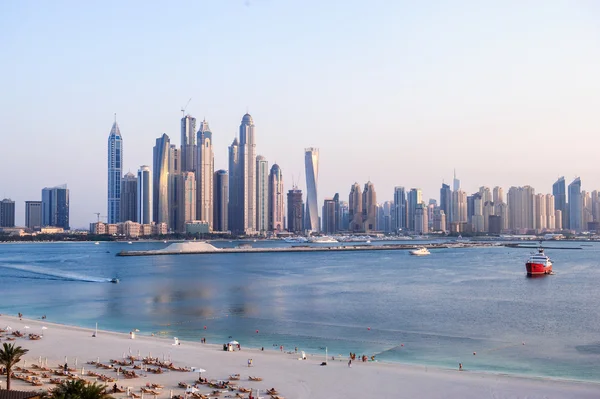 Weergave van moderne wolkenkrabbers in Jumeirah beach residence — Stockfoto