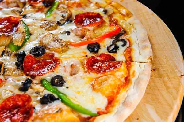 Close-up foto van Italiaanse pizza. — Stockfoto