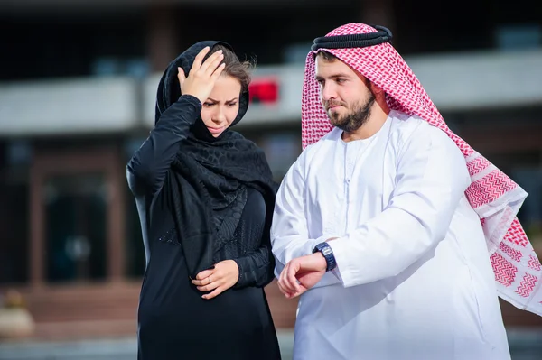 现代阿拉伯语夫妇姿势在户外. — 图库照片