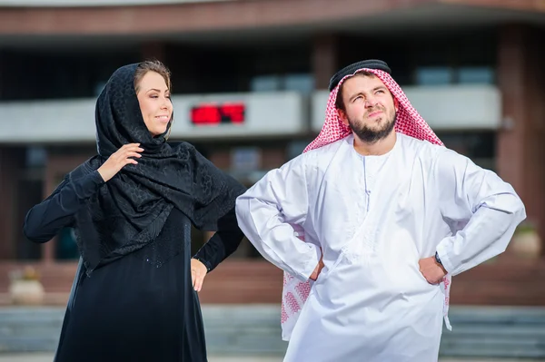 Oriente Médio casal árabe posando ao ar livre — Fotografia de Stock