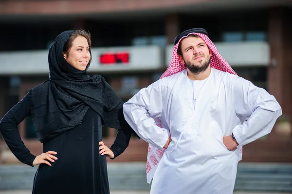Oriente Médio casal árabe posando ao ar livre — Fotografia de Stock
