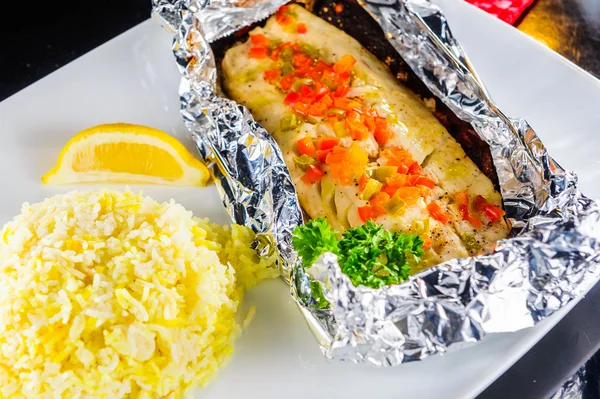 Placa de pescado al horno con verduras en papel de aluminio. . — Foto de Stock