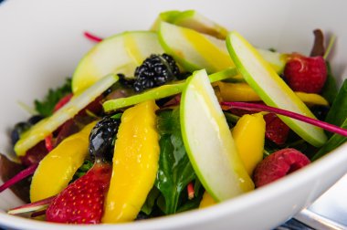 Mango ve çilek meyve salatası tabak