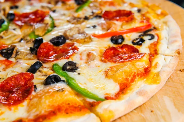 Närbild bild av italiensk pizza. — Stockfoto