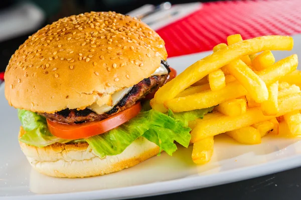 Hamburger ve patates kızartması..