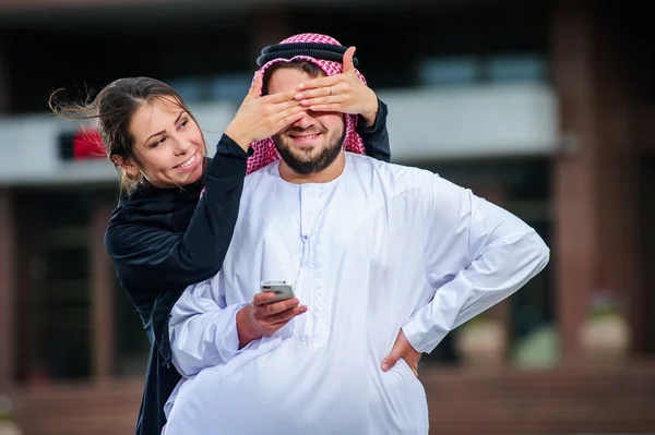 Arabische paar gebruik slimme telefoon. — Stockfoto