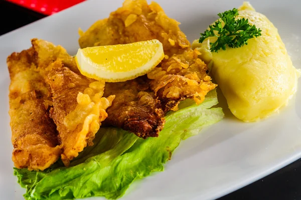 Peixe assado com potatoe fundido . — Fotografia de Stock