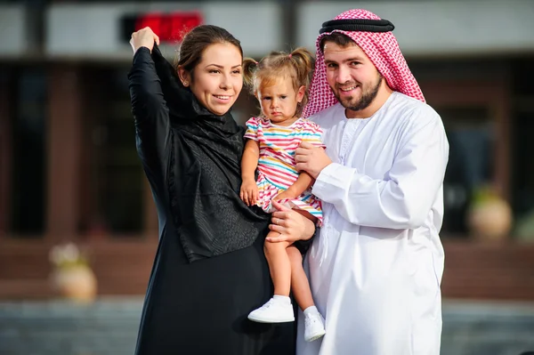 Moderne jonge Arabische familieportret buiten. — Stockfoto