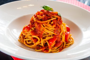 Tabak domates soslu makarna