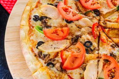 İtalyan pizza domates ile tepesinde