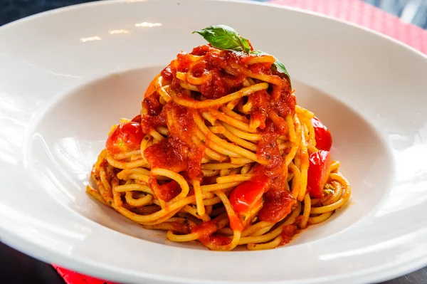 Tabak domates soslu makarna