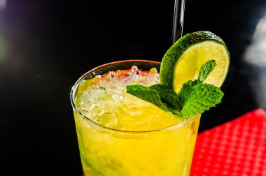 Portakal suyu limon ve buz ile kokteyl