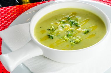 Tabak brokoli çorbası