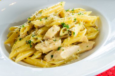 İtalyan makarna ve peynir kaşar peyniri ile