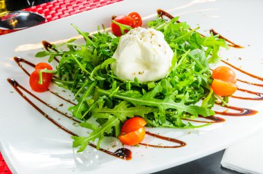Mozzarella peyniri, ruccola ve domates ile salata tabağı