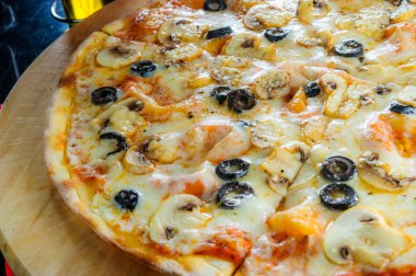 İtalyan pizza çeşitli tür et ve Siyah Zeytin ile
