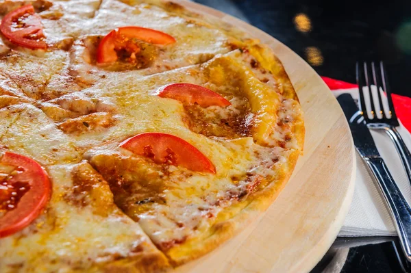 イタリアのピザのトマトをトッピング — ストック写真