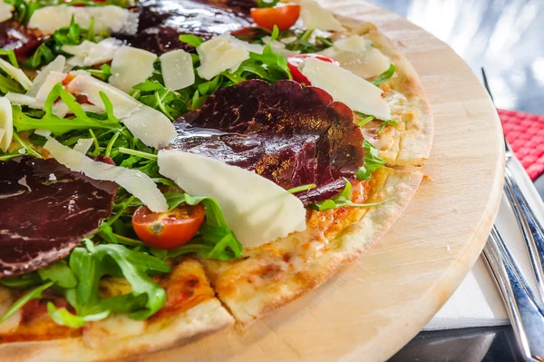 Italiensk pizza toppad med hammon och ost — Stockfoto