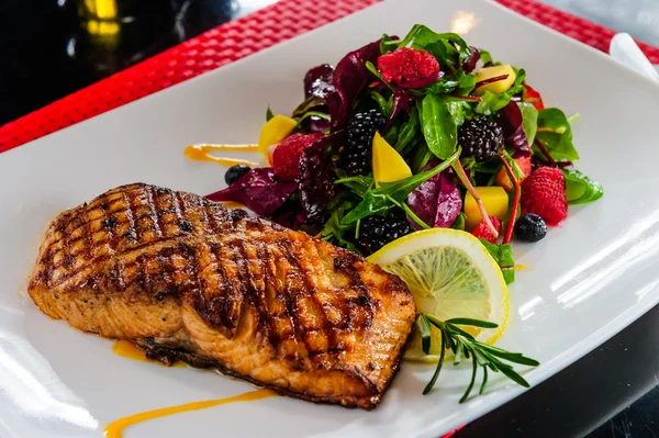 Geroosterde zalm met berry bijgerecht — Stockfoto