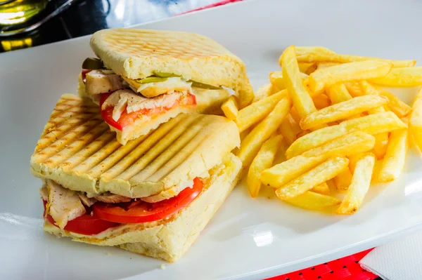 Sanduíches saudáveis de panini de atum com batatas fritas — Fotografia de Stock