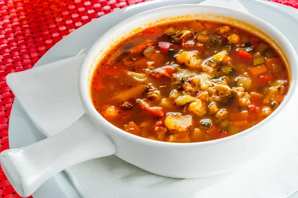 Gemüsetomatensuppe mit Blumenkohl, Zwiebeln, Karotten — Stockfoto