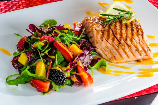 Geroosterde zalm met notensla bijgerecht — Stockfoto