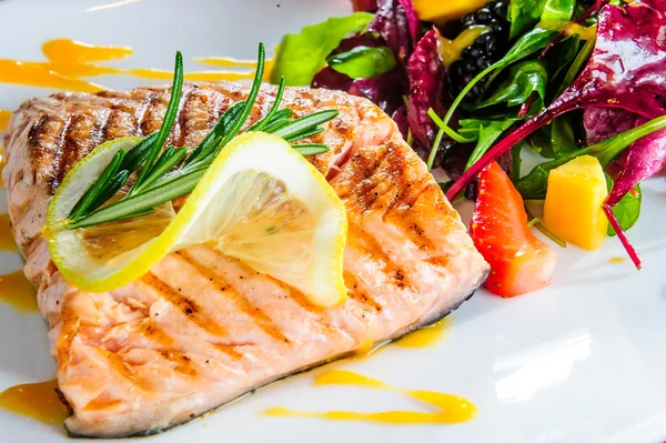 Salmone arrosto con contorno di ruccola — Foto Stock